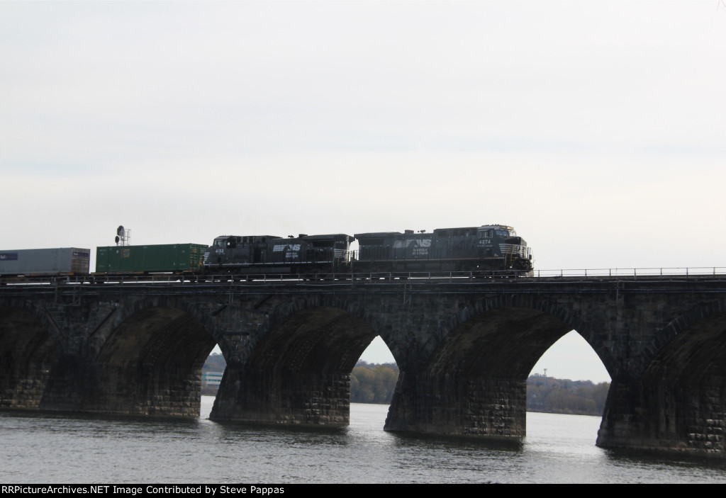 NS 4274 leads train 21J over Rockville bridge